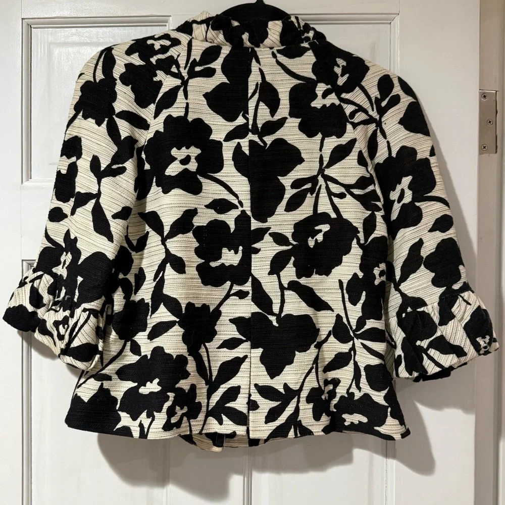 I.C.E. Black & Cream Textured Floral Cropped Blazer Jacket - Picture 5 of 13